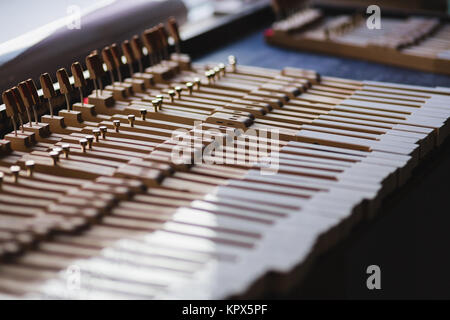 Al pianoforte officina officina di riparazione per pianoforte Foto Stock