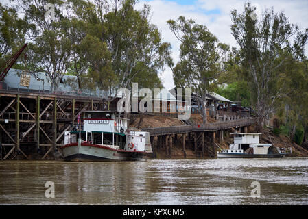 PS Pevensey diparte Echuca Wharf con inattivo PS Etona ormeggiata in background. Foto Stock
