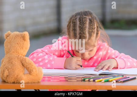 Offeso ragazza richiama un curvò figura in cantiere Foto Stock