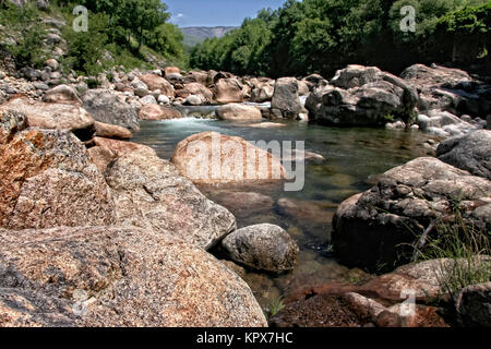 Il corso del fiume da Alardos burrone Foto Stock