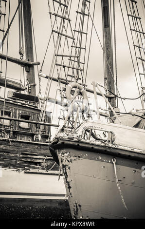 Collassamento vecchie barche a vela al dock, close-up, seppia Foto Stock