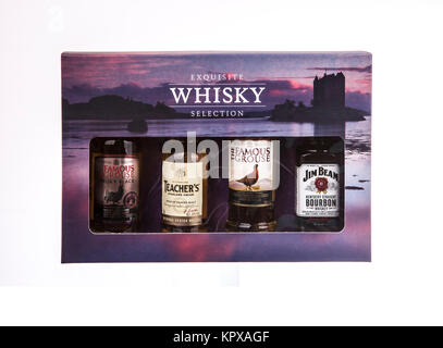 SWINDON, Regno Unito - 17 dicembre 2017: squisita selezione di whisky set regalo su sfondo bianco Foto Stock