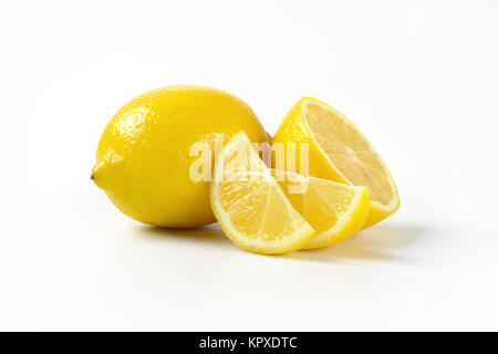 Intero e limoni a fettine Foto Stock