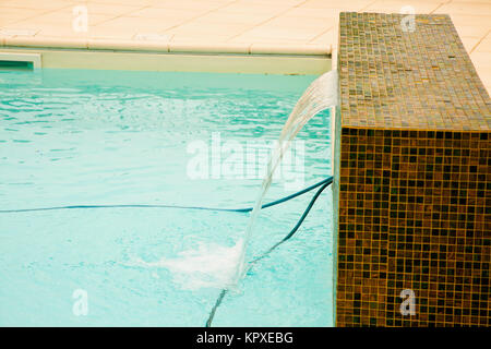 Piccola cascata di un pool Foto Stock