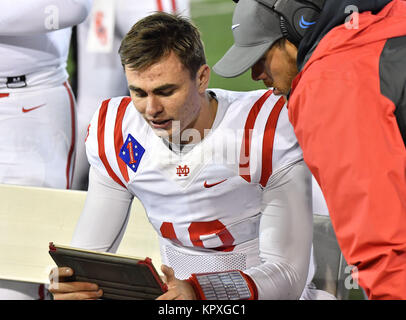 Sacramento, CA. Xvi Dec, 2017. Mater Dei monarchi quarterback JT Daniels #18 durante la prima metà del prezzo CIF membro Prep calcio divisione aperto Stato Campionato di gioco.Mater Dei vs. De La Salle di Concord.Louis Lopez/Cal Sport Media/Alamy Live News Foto Stock