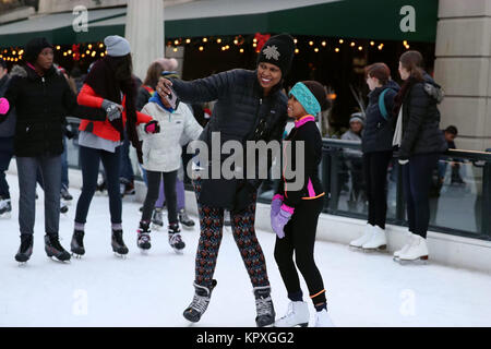 Chicago, Stati Uniti d'America. Xvi Dec, 2017. Le persone prendono selfies mentre pattinaggio a McCormick Tribune Ice Rink di Millennium Park di Chicago, Stati Uniti, Dic 16, 2017. L'outdoor Ice Rink di Millennium Park apre al pubblico da nov. 17, 2017 a marzo 4, 2018, se il tempo lo permette. Credito: Wang Ping/Xinhua/Alamy Live News Foto Stock