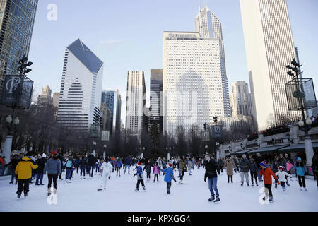 Chicago, Stati Uniti d'America. Xvi Dec, 2017. Persone skate a McCormick Tribune Ice Rink di Millennium Park di Chicago, Stati Uniti, Dic 16, 2017. L'outdoor Ice Rink di Millennium Park apre al pubblico da nov. 17, 2017 a marzo 4, 2018, se il tempo lo permette. Credito: Wang Ping/Xinhua/Alamy Live News Foto Stock