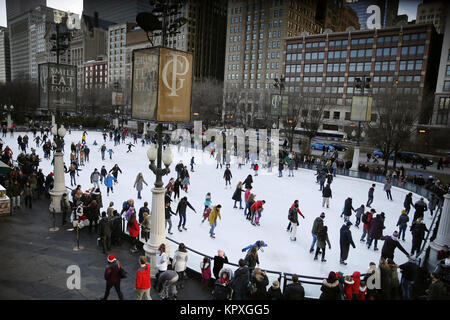 Chicago, Stati Uniti d'America. Xvi Dec, 2017. Persone skate a McCormick Tribune Ice Rink di Millennium Park di Chicago, Stati Uniti, Dic 16, 2017. L'outdoor Ice Rink di Millennium Park apre al pubblico da nov. 17, 2017 a marzo 4, 2018, se il tempo lo permette. Credito: Wang Ping/Xinhua/Alamy Live News Foto Stock