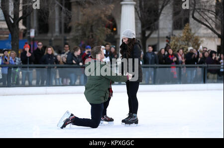 Chicago, Stati Uniti d'America. Xvi Dec, 2017. Un uomo propone alla sua ragazza a McCormick Tribune Ice Rink di Millennium Park di Chicago, Stati Uniti, Dic 16, 2017. L'outdoor Ice Rink di Millennium Park apre al pubblico da nov. 17, 2017 a marzo 4, 2018, se il tempo lo permette. Credito: Wang Ping/Xinhua/Alamy Live News Foto Stock