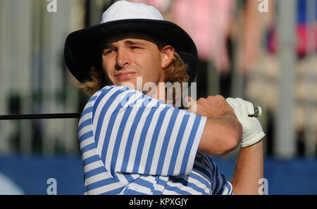 Orlando, Stati Uniti. Xvi Dec, 2017. Greg Prezzo tees off sul primo foro durante il primo round del 2017 PNC padre figlio sfida torneo di golf sul dicembre 16, 2017 al Ritz Carlton Golf Club a Orlando in Florida. Credito: Paul Hennessy/Alamy Live News Foto Stock