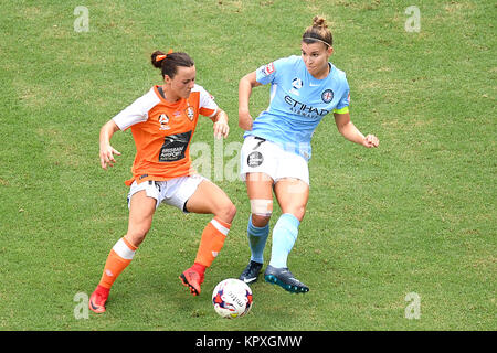 Brisbane, Queensland, Australia. Xvii Dec, 2017. Hayley raso del rombo (16, a sinistra) e Stephanie Catley di Melbourne (7) competere per la palla durante il round 8 W-League match tra il ruggito di Brisbane e Melbourne City presso lo Stadio Suncorp domenica 17 dicembre, 2017 a Brisbane, Australia. Credito: Albert Perez/ZUMA filo/Alamy Live News Foto Stock