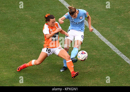 Brisbane, Queensland, Australia. Xvii Dec, 2017. Hayley raso del rombo (16, a sinistra) e Stephanie Catley di Melbourne (7) competere per la palla durante il round 8 W-League match tra il ruggito di Brisbane e Melbourne City presso lo Stadio Suncorp domenica 17 dicembre, 2017 a Brisbane, Australia. Credito: Albert Perez/ZUMA filo/Alamy Live News Foto Stock