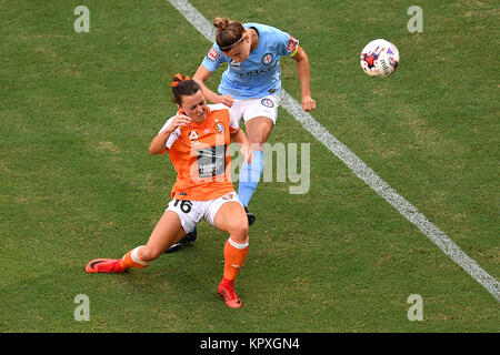 Brisbane, Queensland, Australia. Xvii Dec, 2017. Hayley raso del rombo (16, a sinistra) e Stephanie Catley di Melbourne (7) competere per la palla durante il round 8 W-League match tra il ruggito di Brisbane e Melbourne City presso lo Stadio Suncorp domenica 17 dicembre, 2017 a Brisbane, Australia. Credito: Albert Perez/ZUMA filo/Alamy Live News Foto Stock