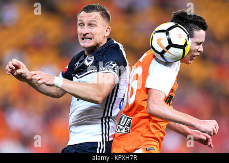 Dicembre 17, 2017 - Brisbane, Queensland, Australia - Besart Berisha di Melbourne vittoria (8, a sinistra) e Mitchell Oxborrow del rombo (16) competere per la palla durante il round undici Hyundai un-League match tra il ruggito di Brisbane e Melbourne la vittoria presso lo Stadio Suncorp domenica 17 dicembre, 2017 a Brisbane, Australia. (Credito Immagine: © Albert Perez via ZUMA filo) Foto Stock