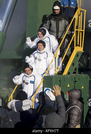 Baikonur, Kaz. Xvii Dec, 2017. Expedition 54 tecnico di volo Scott Tingle della NASA, superiore tecnico di volo Norishige Kanai della Japan Aerospace Exploration Agency (JAXA), medio e comandante Soyuz Anton Shkaplerov di Roscosmos, fondo, Wave addio prima di salire a bordo della Soyuz MS-07 rocket per il lancio, domenica 17 dicembre, 2017 al cosmodromo di Baikonur in Kazakistan. Tingle, Norishige Kanai e Shkaplerov permetterà di trascorrere i prossimi cinque mesi vivere e lavorare a bordo della Stazione Spaziale Internazionale. Credito: Joel Kowsky/NASA via CNP Credito: Joel Kowsky/CNP/ZUMA filo/Alamy Live News Foto Stock