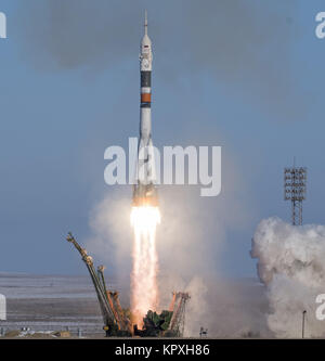 Baikonur in Kazakhstan. Xvii Dec, 2017. Il Soyuz MS-07 razzo viene lanciato con spedizione 54 Soyuz Commander Anton Shkaplerov di Roscosmos, tecnico di volo Scott Tingle della NASA e tecnico di volo Norishige Kanai della Japan Aerospace Exploration Agency (JAXA), domenica 17 dicembre, 2017 al cosmodromo di Baikonur in Kazakistan. Shkaplerov, formicolio e Kanai permetterà di trascorrere i prossimi cinque mesi vivere e lavorare a bordo della Stazione Spaziale Internazionale. Credito: Joel Kowsky/NASA via CNP Credito: Joel Kowsky/CNP/ZUMA filo/Alamy Live News Foto Stock