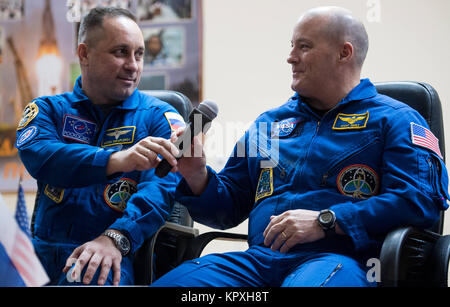 Baikonur in Kazakhstan. Xvi Dec, 2017. Expedition 54 Soyuz Commander Anton Shkaplerov di Roscosmos, sinistra, passa un microfono al tecnico di volo Scott Tingle della NASA, destra, rispondendo a una domanda nel corso di una conferenza stampa, Sabato, 16 dicembre 2017 presso il cosmonauta Hotel di Baikonur in Kazakhstan. Expedition 54 Soyuz Commander Anton Shkaplerov di Roscosmos, tecnico di volo Scott Tingle della NASA e tecnico di volo Norishige Kanai della Japan Aerospace Exploration Agency (JAXA) sono in programma di lancio per la Stazione Spaziale Internazionale a bordo della navicella spaziale Soyuz dal cosmodromo Cosmodr Foto Stock