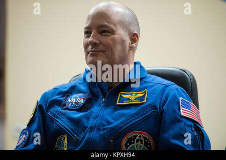 Baikonur in Kazakhstan. Xvi Dec, 2017. Expedition 54 tecnico di volo Scott Tingle è visto in quarantena, dietro un vetro, durante una conferenza stampa, Sabato, 16 dicembre 2017 presso il cosmonauta Hotel di Baikonur in Kazakhstan. Tingle, Soyuz Commander Anton Shkaplerov di Roscosmos e tecnico di volo Norishige Kanai della Japan Aerospace Exploration Agency (JAXA) sono in programma di lancio per la Stazione Spaziale Internazionale a bordo della navicella spaziale Soyuz dal cosmodromo di Baikonur il 17 dicembre. Credito: Joel Kowsky/NASA via CNP Credito: Joel Kowsky/CNP/ZUMA filo/Alamy Live News Foto Stock