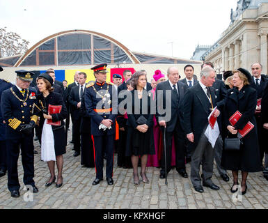 Bucarest, Romania. Xvi Dec, 2017. HM Re Carlo XVI Gustavo di Svezia Regina Silvia di Svezia S.A.R. il Granduca del Lussemburgo HM Re Juan Carlos I e Sua Maestà la regina Sofia di Spagna, SUA ALTEZZA REALE IL PRINCIPE DI GALLES HM Queen Anne Marie della Grecia S.A.R. il Principe Lorenz del Belgio presso la Cattedrale patriarcale di Bucarest, il 16 dicembre 2017, dopo aver frequentato una messa funebre in occasione delle esequie di Re Mihael I di Romania Credito: Albert Nieboer/Paesi Bassi OUT/point de vue fuori - nessun filo servizio · Credito: Albert Nieboer/RoyalPress/dpa/Alamy Live News Foto Stock