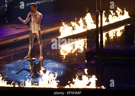 Colonia, Germania. Xvi Dec, 2017. Acrobat Lucas Fischer di eseguire sul palco durante la finale di RTL visualizza 'Dcome Supertalent 2017' a Colonia, Germania, 16 dicembre 2017. Credito: Henning Kaiser/dpa/Alamy Live News Foto Stock