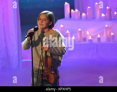 Colonia, Germania. Xvi Dec, 2017. Il violinista Allegra Tinnefeld eseguendo sul palco durante la finale di RTL visualizza 'Dcome Supertalent 2017' a Colonia, Germania, 16 dicembre 2017. Credito: Henning Kaiser/dpa/Alamy Live News Foto Stock