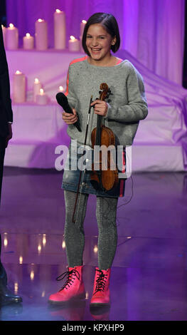 Colonia, Germania. Xvi Dec, 2017. Il violinista Allegra Tinnefeld eseguendo sul palco durante la finale di RTL visualizza 'Dcome Supertalent 2017' a Colonia, Germania, 16 dicembre 2017. Credito: Henning Kaiser/dpa/Alamy Live News Foto Stock