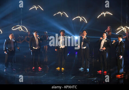 Colonia, Germania. Xvi Dec, 2017. Il coro Seicento di eseguire sul palco durante la finale di RTL visualizza 'Dcome Supertalent 2017' a Colonia, Germania, 16 dicembre 2017. Credito: Henning Kaiser/dpa/Alamy Live News Foto Stock