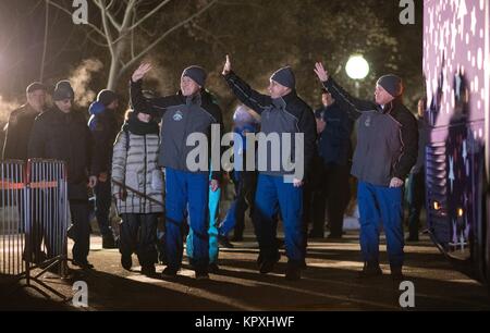 Expedition 54 membri di equipaggio astronauta Norishige Kanai di JAXA, sinistra, Soyuz Commander Anton Shkaplerov di Roscosmos, e astronauta Scott Tingle della NASA, diritto, Wave addio a parenti e amici come essi partono il cosmonauta Hotel per soddisfare-up per il loro lancio Soyuz presso il cosmodromo di Baikonur Dicembre 17, 2017 di Baikonur in Kazakhstan. Foto Stock