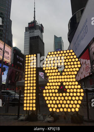 New York, Stati Uniti d'America. 15 Dic, 2017. I numeri 1 e 8, fatto di decine di lampadine, fotografato in Times Square a New York, USA, 15 dicembre 2017. Credito: Christina Horsten/dpa/Alamy Live News Foto Stock