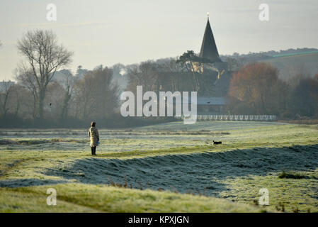 Alfriston, East Sussex. 17 dicembre 2017. Il sole che splende sopra la valle Cuckmere come esso si snoda attraverso il South Downs national park vicino a Alfriston, East Sussex, su un freddo gelido e la mattina. Credito: Peter Cripps/Alamy Live News Foto Stock