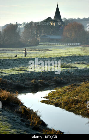 Alfriston, East Sussex. 17 dicembre 2017. Il sole che splende sopra la valle Cuckmere come esso si snoda attraverso il South Downs national park vicino a Alfriston, East Sussex, su un freddo gelido e la mattina. Credito: Peter Cripps/Alamy Live News Foto Stock