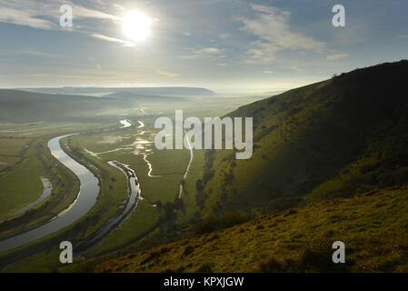 Alfriston, East Sussex. 17 dicembre 2017. Il sole che splende sopra la valle Cuckmere come esso si snoda attraverso il South Downs national park vicino a Alfriston, East Sussex, su un freddo gelido e la mattina. Credito: Peter Cripps/Alamy Live News Foto Stock