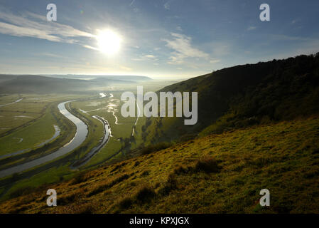 Alfriston, East Sussex. 17 dicembre 2017. Il sole che splende sopra la valle Cuckmere come esso si snoda attraverso il South Downs national park vicino a Alfriston, East Sussex, su un freddo gelido e la mattina. Credito: Peter Cripps/Alamy Live News Foto Stock