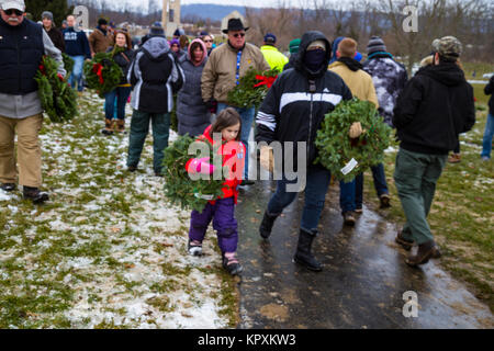 Fort Indiantown Gap, PA, Stati Uniti d'America. 16 dicembre, 2017. I volontari portano ghirlande di Natale ai militari graves al Cimitero Nazionale.F Credito: George Sheldon/Alamy Live News Foto Stock