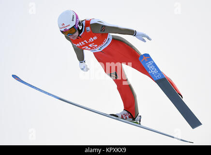 Hinterzarten in Germania. Xvii Dec, 2017. Irina Avvakumowa dalla Russia durante il suo salto alla FIS Ladies Ski Jumping World Cup di Hinterzarten, Germania, 17 dicembre 2017. Credito: Felix Kästle/dpa/Alamy Live News Foto Stock