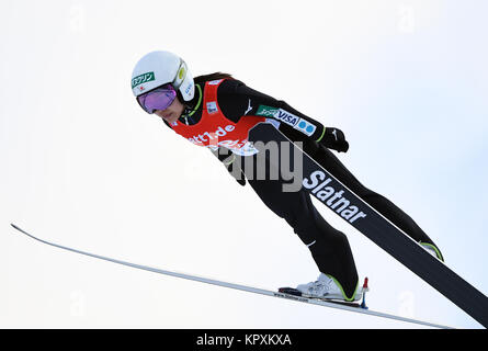 Hinterzarten in Germania. Xvii Dec, 2017. Sara Takanashi dal Giappone durante il suo salto alla FIS Ladies Ski Jumping World Cup di Hinterzarten, Germania, 17 dicembre 2017. Credito: Felix Kästle/dpa/Alamy Live News Foto Stock