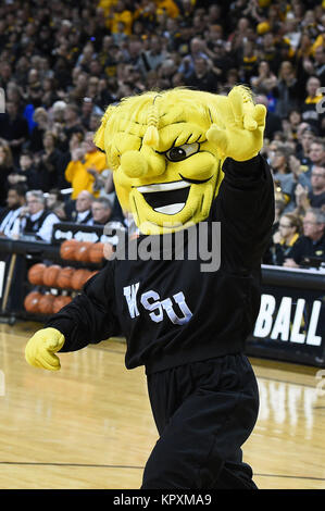 Wichita, Kansas, Stati Uniti d'America. Xvi Dec, 2017. Wichita State Shockers mascotte onde WuShock alla folla durante il NCAA Pallacanestro tra l'Oklahoma Sooners e Wichita State Shockers a Intrust Bank Arena di Wichita, Kansas. Kendall Shaw/CSM/Alamy Live News Foto Stock