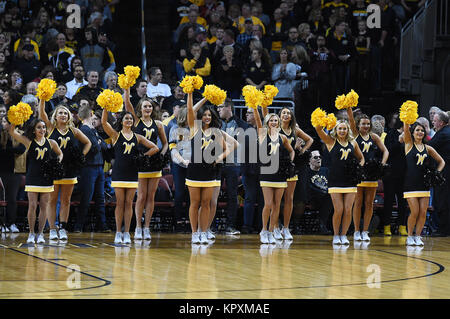 Wichita, Kansas, Stati Uniti d'America. Xvi Dec, 2017. La Wichita State cheerleaders Shockers prima che il gioco durante il NCAA Pallacanestro tra l'Oklahoma Sooners e Wichita State Shockers a Intrust Bank Arena di Wichita, Kansas. Kendall Shaw/CSM/Alamy Live News Foto Stock