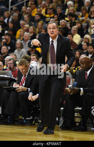 Wichita, Kansas, Stati Uniti d'America. Xvi Dec, 2017. Oklahoma Sooners head coach Lon Kruger dirige il suo team durante il NCAA Pallacanestro tra l'Oklahoma Sooners e Wichita State Shockers a Intrust Bank Arena di Wichita, Kansas. Kendall Shaw/CSM/Alamy Live News Foto Stock