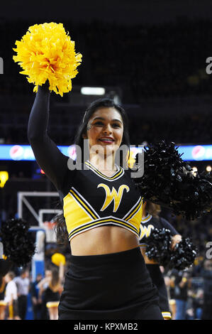 Wichita, Kansas, Stati Uniti d'America. Xvi Dec, 2017. A Wichita State Shockers cheerleader intrattiene durante un timeout durante il NCAA Pallacanestro tra l'Oklahoma Sooners e Wichita State Shockers a Intrust Bank Arena di Wichita, Kansas. Kendall Shaw/CSM/Alamy Live News Foto Stock