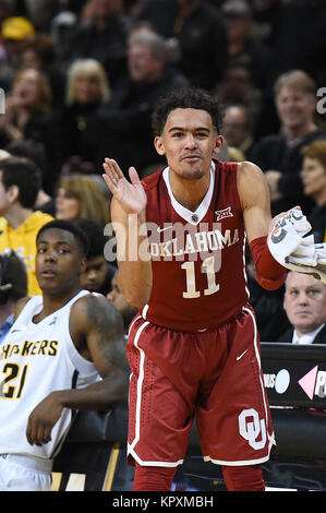 Wichita, Kansas, Stati Uniti d'America. Xvi Dec, 2017. Oklahoma Sooners guard trae i giovani (11) apprezza lo sforzo dei suoi compagni di squadra durante il NCAA Pallacanestro tra l'Oklahoma Sooners e Wichita State Shockers a Intrust Bank Arena di Wichita, Kansas. Kendall Shaw/CSM/Alamy Live News Foto Stock