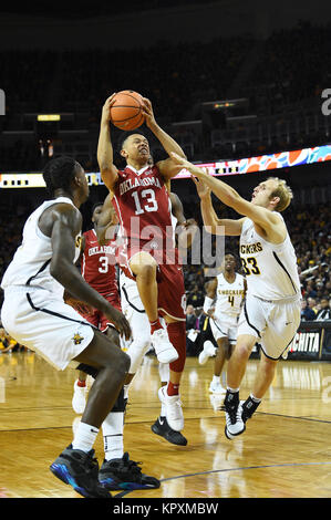 Wichita, Kansas, Stati Uniti d'America. Xvi Dec, 2017. Oklahoma Sooners guard Giordania pastore (13) aziona la corsia nel traffico durante il NCAA Pallacanestro tra l'Oklahoma Sooners e Wichita State Shockers a Intrust Bank Arena di Wichita, Kansas. Kendall Shaw/CSM/Alamy Live News Foto Stock