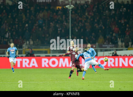 Torino, Italia. Xvi Dec, 2017. Lorenzo Insigne (SSC Napoli), Tomas Rincon (Torino FC), durante la serie di una partita di calcio tra Torino FC e SSC Napoli presso lo Stadio Olimpico Grande Torino il 16 dicembre 2017 a Torino, Italia. Credito: Antonio Polia/Alamy Live News Foto Stock