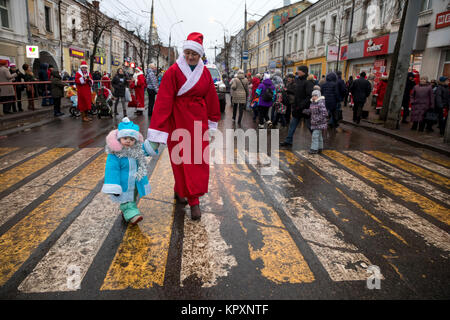 I partecipanti durante una vacanza annuale processione dei Padri di gelo (padri natale) sulla strada del centro città di Rybinsk, Yaroslavl Regione, Russia Foto Stock