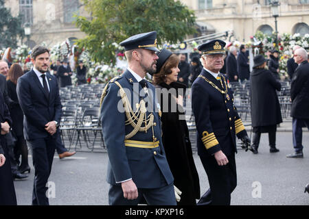 Bucarest, Romania - 16 dicembre 2017: la Svezia e la Regina Silvia e Re Carl XVI Gustaf assistere alla cerimonia funebre per il defunto re rumeno Michael ho di fronte al Palazzo Reale. Foto Stock
