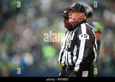 Seattle, WA, Stati Uniti d'America. Xvii Dec, 2017. Gli arbitri di guardare il grande schermo durante un pullman sfida durante un gioco tra il Los Angeles Rams e Seattle Seahawks al campo CenturyLink a Seattle, WA. Sean marrone/CSM/Alamy Live News Foto Stock