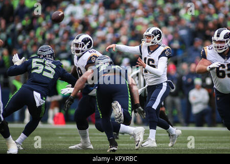 Seattle, WA, Stati Uniti d'America. Xvii Dec, 2017. Los Angeles Rams quarterback Jared Goff (16) passa durante un gioco tra il Los Angeles Rams e Seattle Seahawks al campo CenturyLink a Seattle, WA. Sean marrone/CSM/Alamy Live News Foto Stock