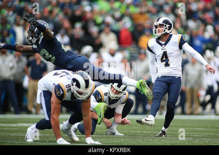 Seattle, WA, Stati Uniti d'America. Xvii Dec, 2017. Los Angeles Rams kicker Greg Zuerlein (4) calci un punto extra durante un gioco tra il Los Angeles Rams e Seattle Seahawks al campo CenturyLink a Seattle, WA. Sean marrone/CSM/Alamy Live News Foto Stock