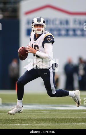 Seattle, WA, Stati Uniti d'America. Xvii Dec, 2017. Los Angeles Rams quarterback Jared Goff (16) cerca di passare la palla durante una partita tra i Los Angeles Rams e Seattle Seahawks al campo CenturyLink a Seattle, WA. Sean marrone/CSM/Alamy Live News Foto Stock