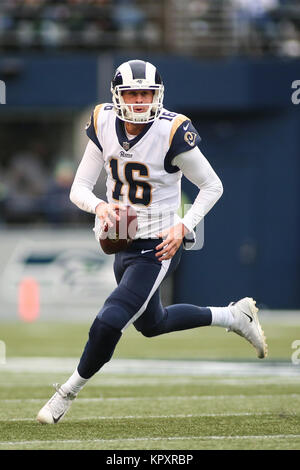 Seattle, WA, Stati Uniti d'America. Xvii Dec, 2017. Los Angeles Rams quarterback Jared Goff (16) cerca di passare la palla durante una partita tra i Los Angeles Rams e Seattle Seahawks al campo CenturyLink a Seattle, WA. Sean marrone/CSM/Alamy Live News Foto Stock